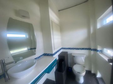 SE VENDE MAGNIFICA OFICINA EN ANZURES.