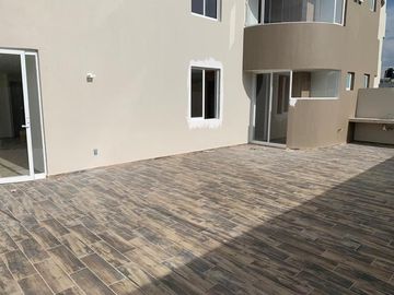 Venta de departamento en planta baja con una propia y amplia terraza