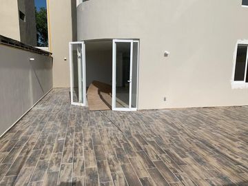 Venta de departamento en planta baja con una propia y amplia terraza