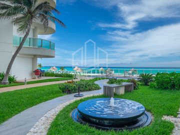 EN VENTA. Hermoso Departamento frente a las impactantes playas de Cancún. Bay View Grand.