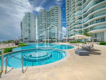 EN VENTA. Hermoso Departamento frente a las impactantes playas de Cancún. Bay View Grand.