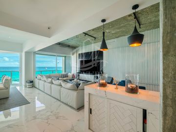 EN VENTA. Hermoso Departamento frente a las impactantes playas de Cancún. Bay View Grand.