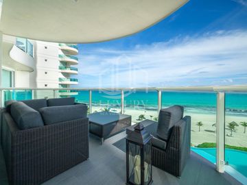 EN VENTA. Hermoso Departamento frente a las impactantes playas de Cancún. Bay View Grand.