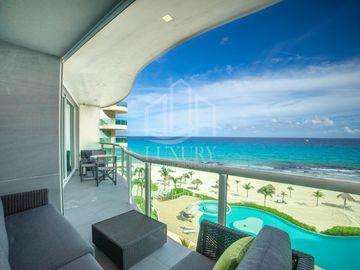 EN VENTA. Hermoso Departamento frente a las impactantes playas de Cancún. Bay View Grand.