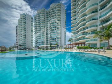 EN VENTA. Hermoso Departamento frente a las impactantes playas de Cancún. Bay View Grand.