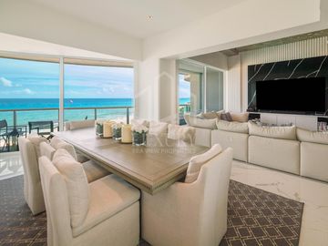 EN VENTA. Hermoso Departamento frente a las impactantes playas de Cancún. Bay View Grand.
