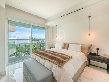 EN VENTA. Hermoso Departamento frente a las impactantes playas de Cancún. Bay View Grand.