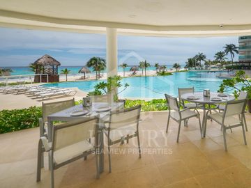 EN VENTA. Hermoso Departamento frente a las impactantes playas de Cancún. Bay View Grand.