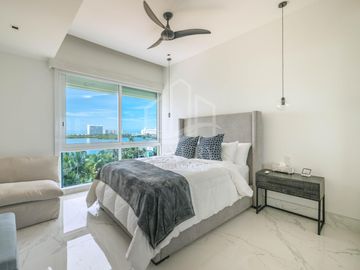 EN VENTA. Hermoso Departamento frente a las impactantes playas de Cancún. Bay View Grand.