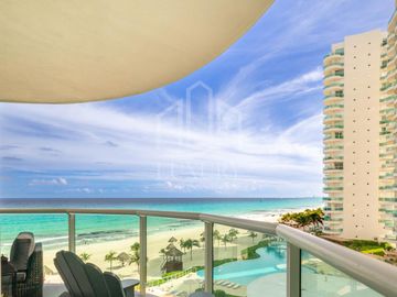 EN VENTA. Hermoso Departamento frente a las impactantes playas de Cancún. Bay View Grand.