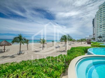 EN VENTA. Hermoso Departamento frente a las impactantes playas de Cancún. Bay View Grand.
