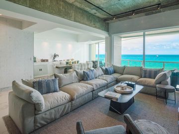 EN VENTA. Hermoso Departamento frente a las impactantes playas de Cancún. Bay View Grand.