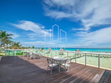EN VENTA. Hermoso Departamento frente a las impactantes playas de Cancún. Bay View Grand.