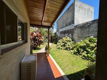 VENTA CHALET 4 AMB GARAGE QUINCHO PARQUE  QUILMES