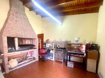 VENTA CHALET 4 AMB GARAGE QUINCHO PARQUE  QUILMES