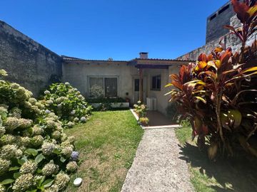 VENTA CHALET 4 AMB GARAGE QUINCHO PARQUE  QUILMES