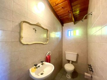 VENTA CHALET 4 AMB GARAGE QUINCHO PARQUE  QUILMES
