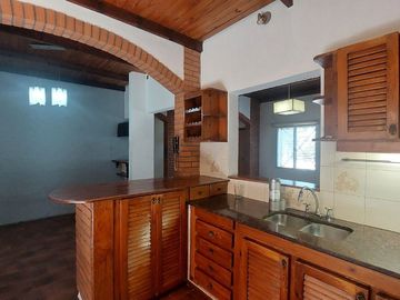 Venta casa 4 ambientes Quilmes cochera