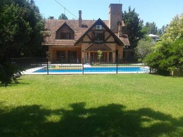 Venta casa 6 ambien. Barrio Las Glorias Benavidez.
