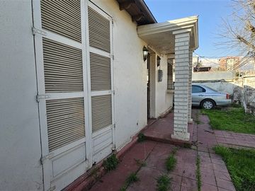 Casa en Venta en Amplio terreno con casa para remodelar en el corazon de Macul