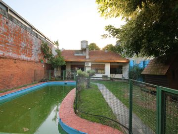 CASA EN VENTA MARTINEZ CON PILETA