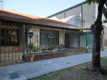 CASA EN VENTA MARTINEZ CON PILETA