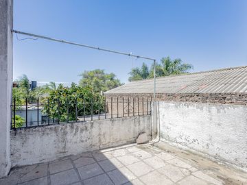 VENTA CASA  MULTIFAMILIAR  6 AMB.  APTA CREDITO