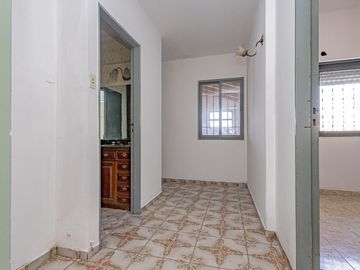 VENTA CASA  MULTIFAMILIAR  6 AMB.  APTA CREDITO