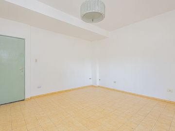VENTA CASA  MULTIFAMILIAR  6 AMB.  APTA CREDITO