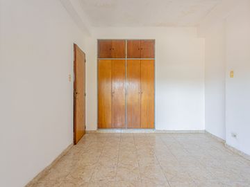 VENTA CASA  MULTIFAMILIAR  6 AMB.  APTA CREDITO