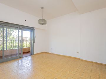 VENTA CASA  MULTIFAMILIAR  6 AMB.  APTA CREDITO