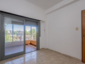 VENTA CASA  MULTIFAMILIAR  6 AMB.  APTA CREDITO