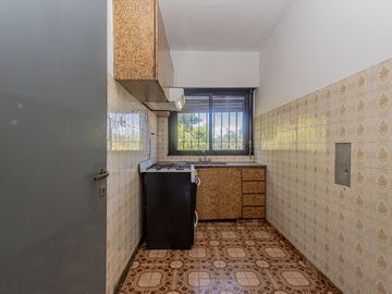 VENTA CASA  MULTIFAMILIAR  6 AMB.  APTA CREDITO