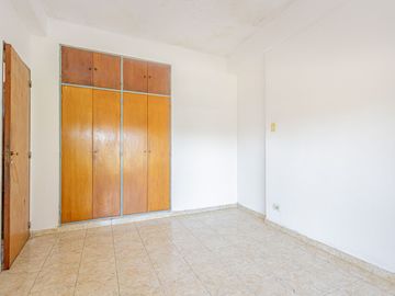 VENTA CASA  MULTIFAMILIAR  6 AMB.  APTA CREDITO