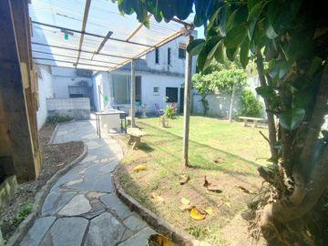 VENTA CASA  MULTIFAMILIAR  6 AMB.  APTA CREDITO