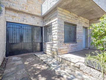 VENTA CASA  MULTIFAMILIAR  6 AMB.  APTA CREDITO