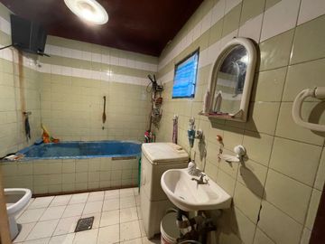 VENTA  CASA A REFACCIONAR CON PILETA GLEW