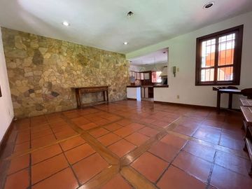 CASA DE 2 FRENTES CON ALBERCA, JURIQUILLA
