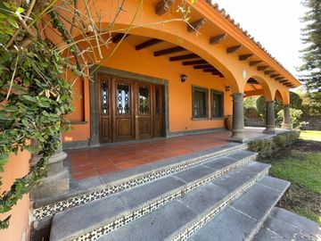CASA DE 2 FRENTES CON ALBERCA, JURIQUILLA