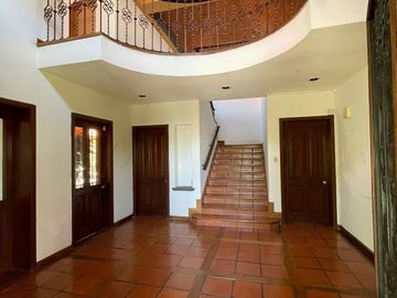 CASA DE 2 FRENTES CON ALBERCA, JURIQUILLA