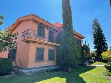 CASA DE 2 FRENTES CON ALBERCA, JURIQUILLA