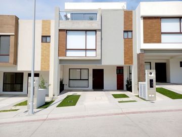 CASA EN VENTA EN ZIBATÁ, QUERÉTARO, CON ROOF GARDEN