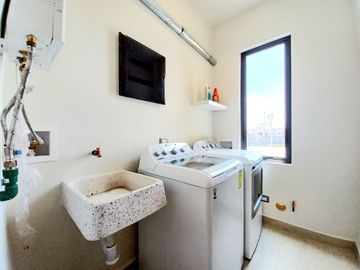 CASA EN VENTA EN ZIBATÁ, Querétaro,  distribución abierta y jardín