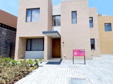 CASA EN VENTA EN ZIBATÁ, Querétaro,  distribución abierta y jardín