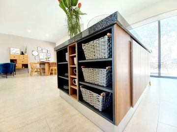 CASA EN VENTA EN ZIBATÁ, Querétaro,  distribución abierta y jardín