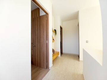 CASA EN VENTA EN ZIBATÁ, Querétaro,  distribución abierta y jardín