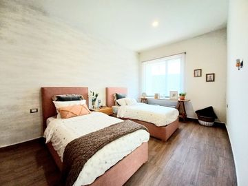 CASA EN VENTA EN ZIBATÁ, Querétaro,  distribución abierta y jardín