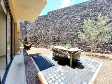 CASA EN VENTA EN ZIBATÁ, Querétaro,  distribución abierta y jardín