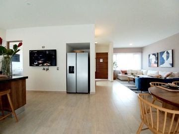 CASA EN VENTA EN ZIBATÁ, Querétaro,  distribución abierta y jardín