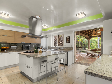 CASA EN VENTA DE UN PISO CON ALBERCA, FRENTE AL CAMPO DE GOLF DE JURIQUILLA